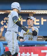 　４回、ソロを放った佐藤輝（左）を笑顔で祝福する藤川監督（撮影・西岡正）