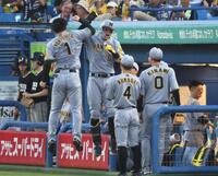 　４回、本塁打を放った佐藤輝は森下らとタッチをかわす（撮影・石井剣太郎）