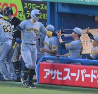 　４回、右中間へソロを放ち、藤川監督（右）とタッチする佐藤輝（撮影・伊藤笙子）