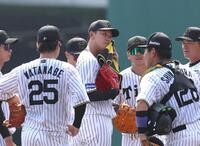 　３回、自らの失策で先制点を許し、汗を拭う門別（中央）＝撮影・北村雅宏