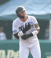 　８回、中飛に倒れた前川（撮影・北村雅宏）