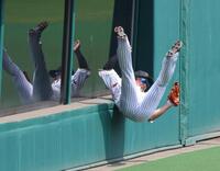 　１回、中村貴の邪飛を捕球する渡辺（撮影・北村雅宏）