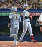 　６回、四球を選んだ才木（右）と本塁へ向かう大山（撮影・石井剣太郎）