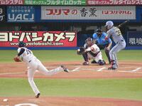 　６回、奥川（手前）から押し出しの四球を選ぶ才木（捕手は古賀）＝撮影・伊藤笙子