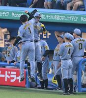 　４回、右中間へソロを放ち、森下（１）とエルボータッチする佐藤輝（中央）＝撮影・伊藤笙子