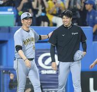 　藤川監督（左）に力投をねぎらわれ、笑顔を見せる才木（撮影・西岡正）