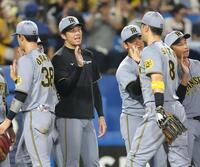 　１２勝目を挙げ、佐藤輝（８）とタッチを交わす才木（撮影・西岡正）