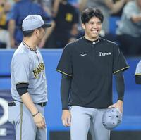 　藤川監督（左）に力投をねぎらわれ、笑顔を見せる才木（撮影・西岡正）