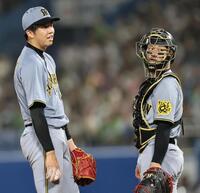 　８回二死から交代を告げられ、ベンチを見る才木と坂本のバッテリー（撮影・田中太一）