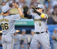 　４回、右越えソロを放ち、生還する佐藤輝（撮影・西岡正）