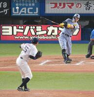　８回、石原（手前）から右前へ適時打を放つ佐藤輝（撮影・伊藤笙子）
