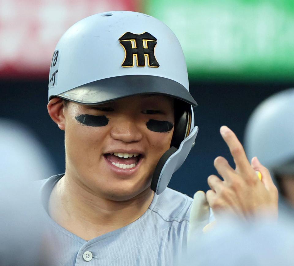 　１回、２ランを放った森下はナインに迎えられる（撮影・田中太一）