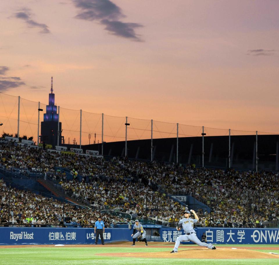 　２回、あかね色の空の下で力投する伊藤将（撮影・西岡正）