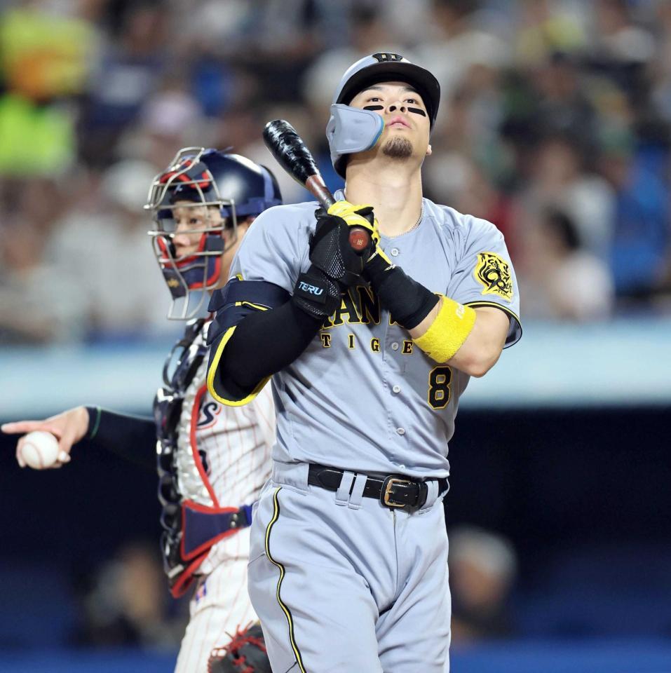 　８回、４打席連続三振に倒れた佐藤輝