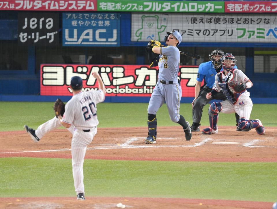 　８回、木沢（手前）の前に空振り三振を喫する佐藤輝（撮影・伊藤笙子）