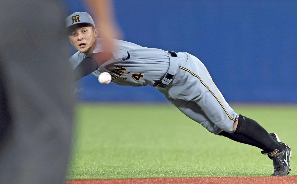 　７回、太田の打球を好捕する熊谷（撮影・田中太一）