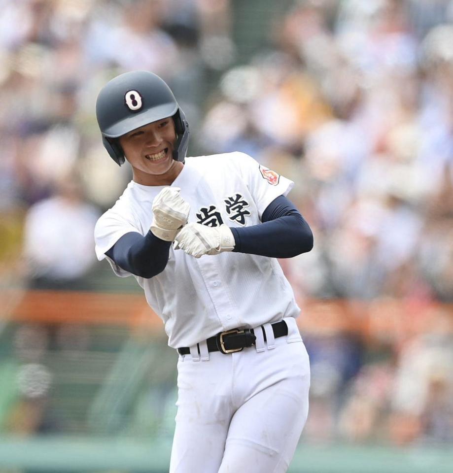 　８回、適時二塁打を放ちガッツポーズする沖縄尚学・宜野座恵夢（撮影・西田忠信）