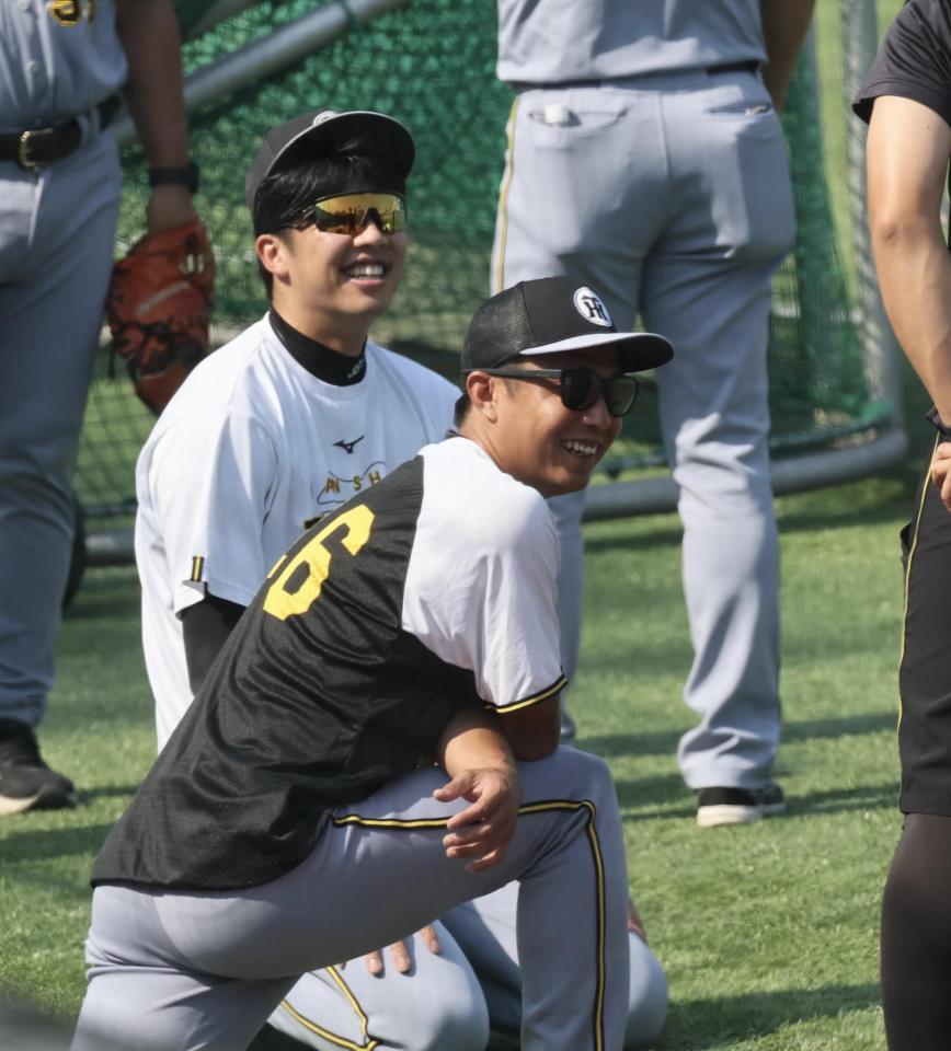 　１軍に合流した島本（右）と話をする才木（撮影・田中太一）