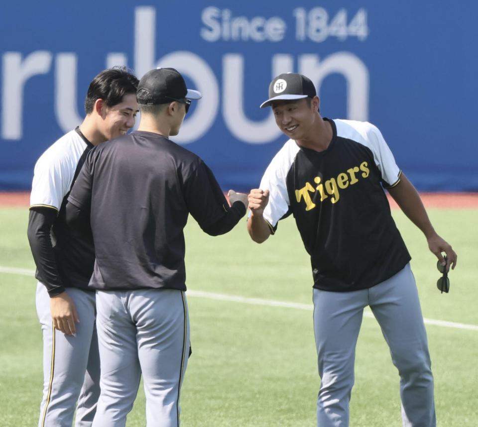 　１軍に合流した島本（右）と富田（撮影・田中太一）