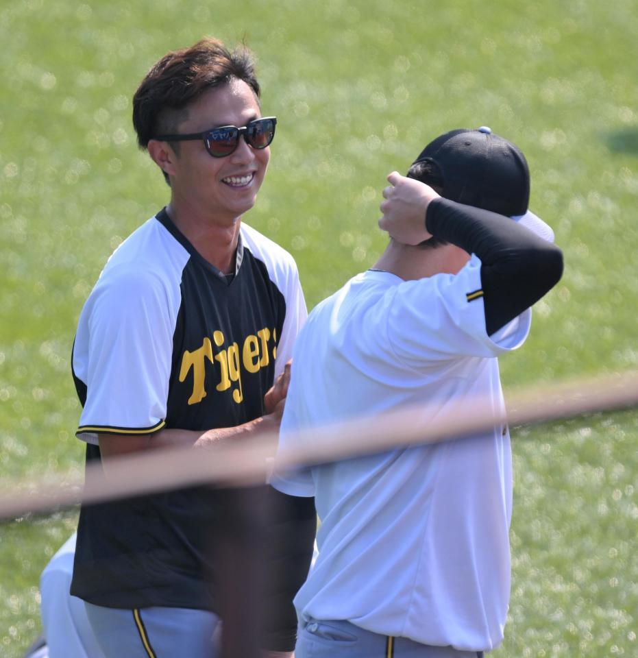 　岩貞（右）と談笑する島本（撮影・伊藤笙子）