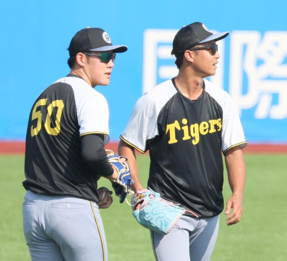 　キャッチボールを終えタッチをかわす島本（右）と富田（撮影・石井剣太郎）