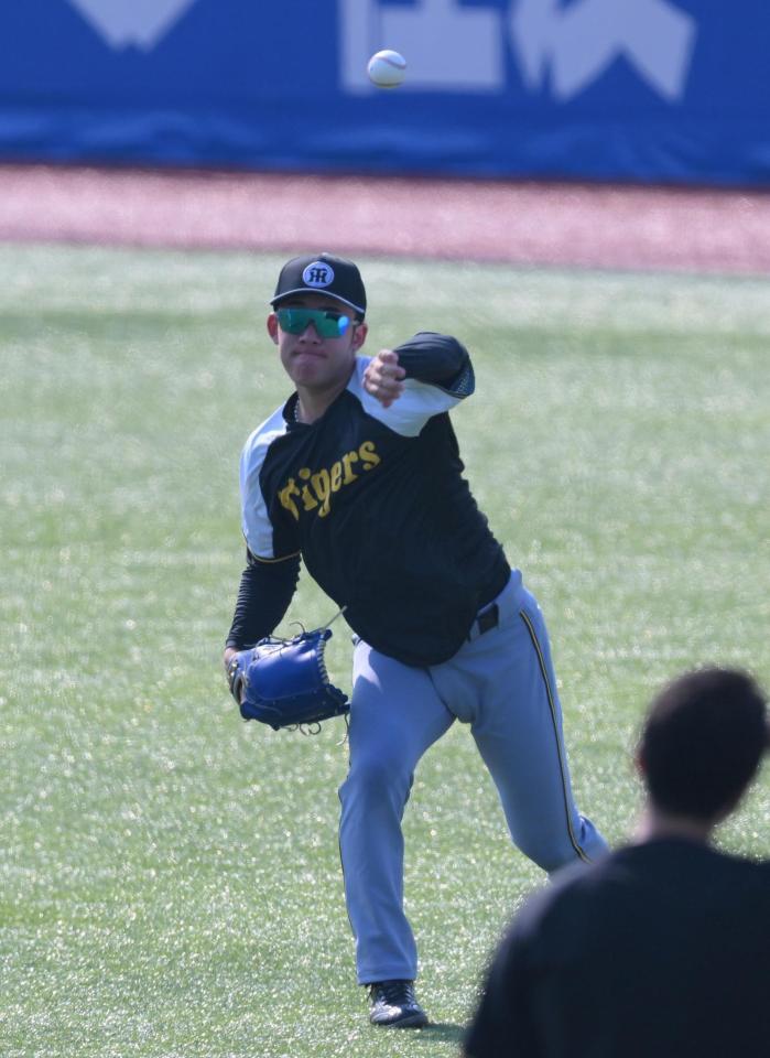 　キャッチボールをする富田（撮影・伊藤笙子）