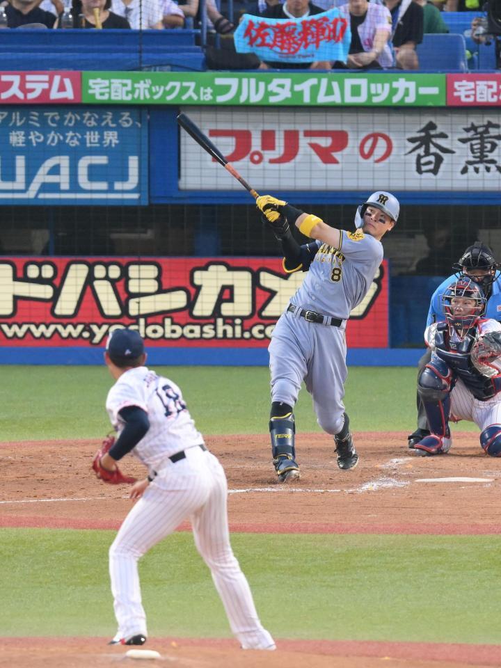 　４回、奥川（手前）から右中間へソロを放つ佐藤輝（撮影・伊藤笙子）