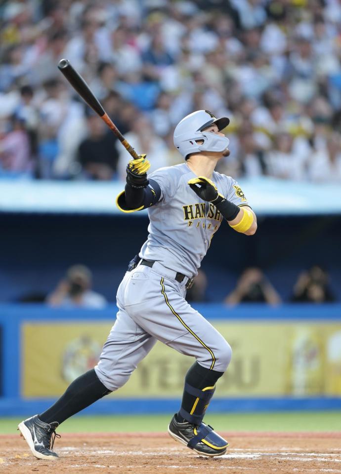 　４回、右越えソロを放つ佐藤輝（撮影・西岡正）