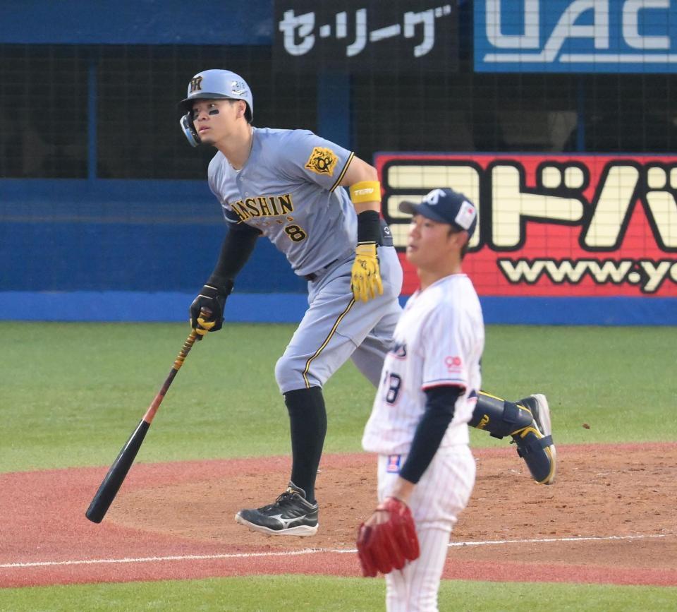 　４回、奥川（手前）から右中間へソロを放つ佐藤輝（撮影・伊藤笙子）