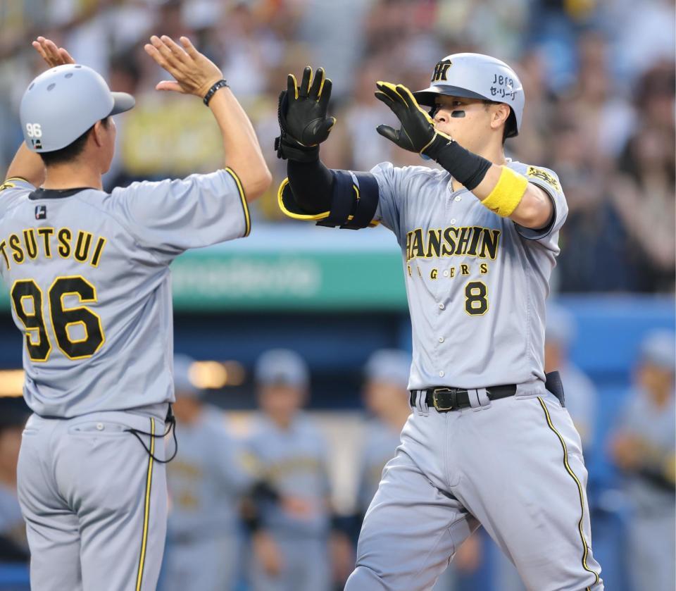 　４回、右越えソロを放ち、生還する佐藤輝（撮影・西岡正）