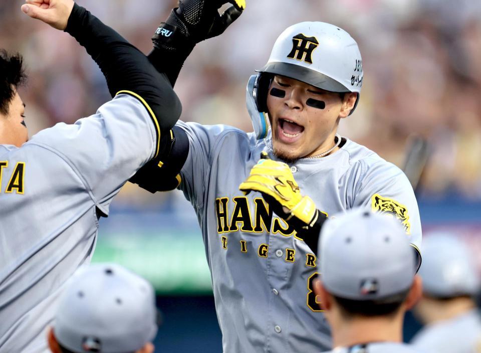 　４回、ソロを放った佐藤輝は森下と歓喜する（撮影・田中太一）