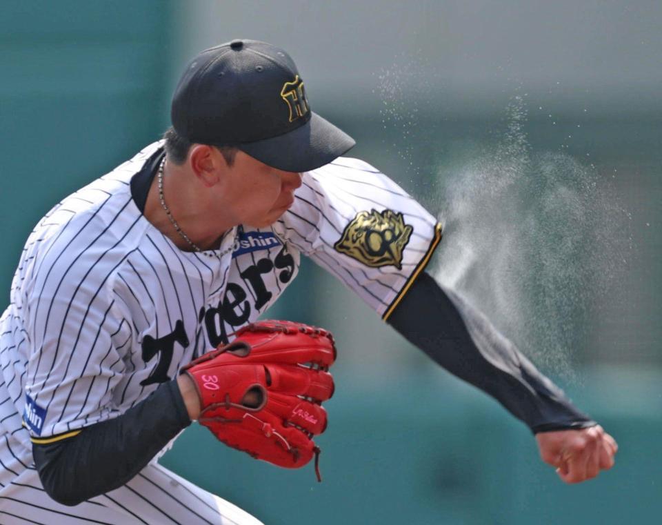 　汗を飛ばしながら力投する門別（撮影・北村雅宏）