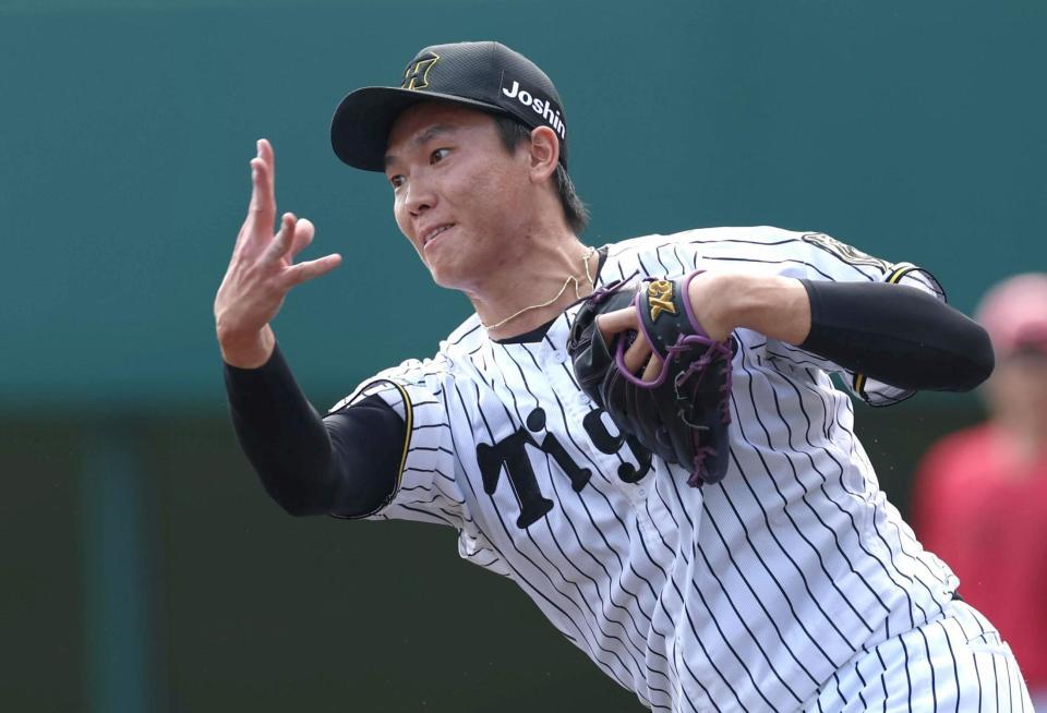 　７回、持丸の送りバントを三塁へ送球し、封殺する湯浅（撮影・北村雅宏）