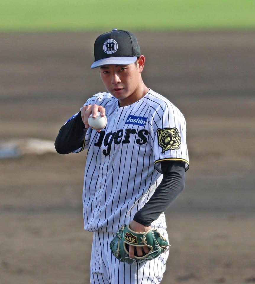 　シート打撃投手を務める下村（撮影・北村雅宏）