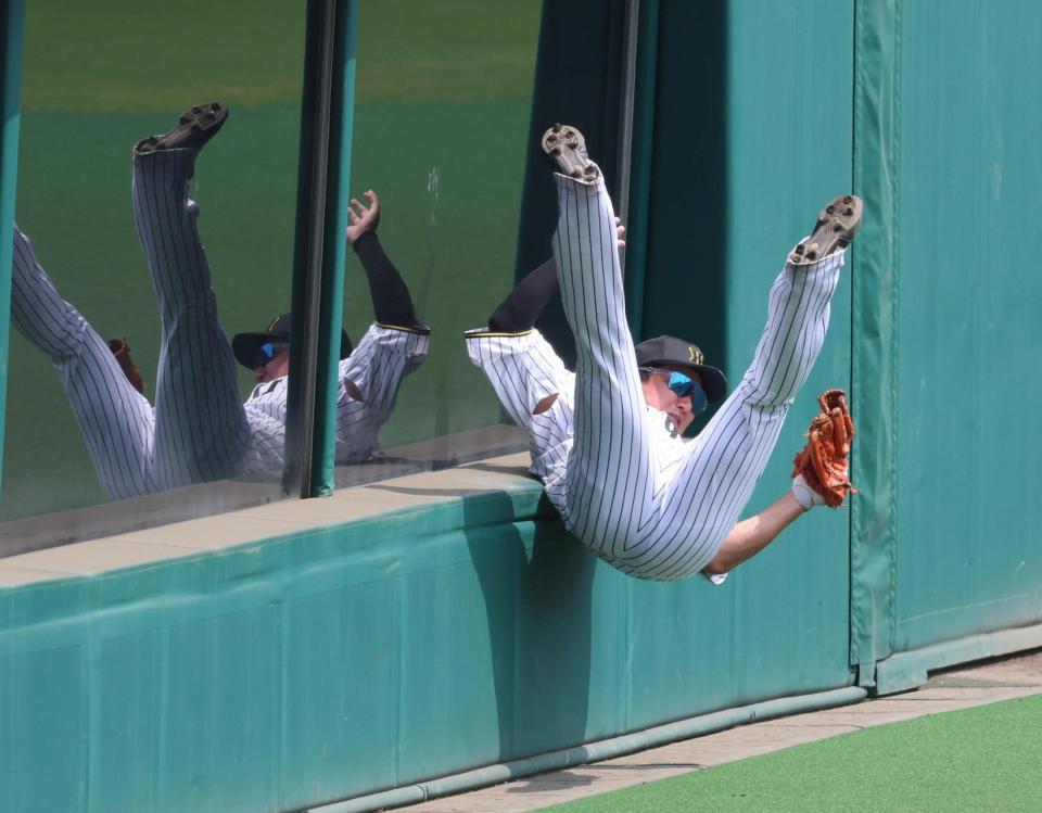 　１回、中村貴の邪飛を捕球する渡辺（撮影・北村雅宏）