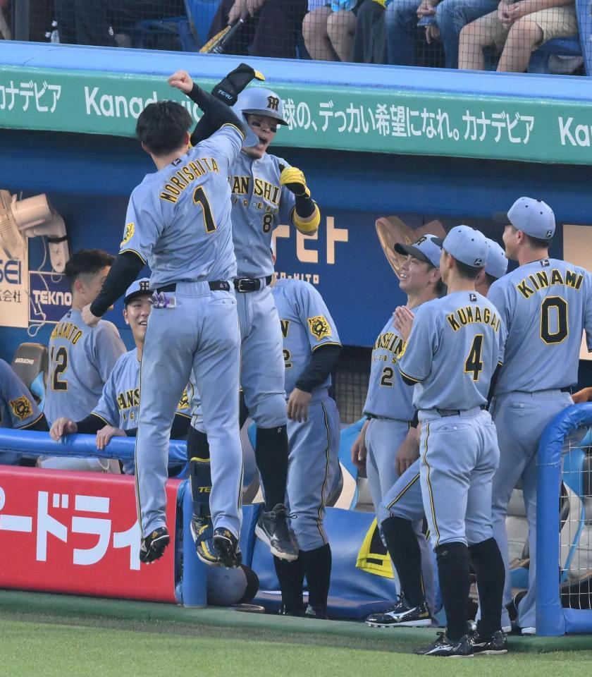 　４回、右中間へソロを放ち、森下（１）とエルボータッチする佐藤輝（中央）＝撮影・伊藤笙子