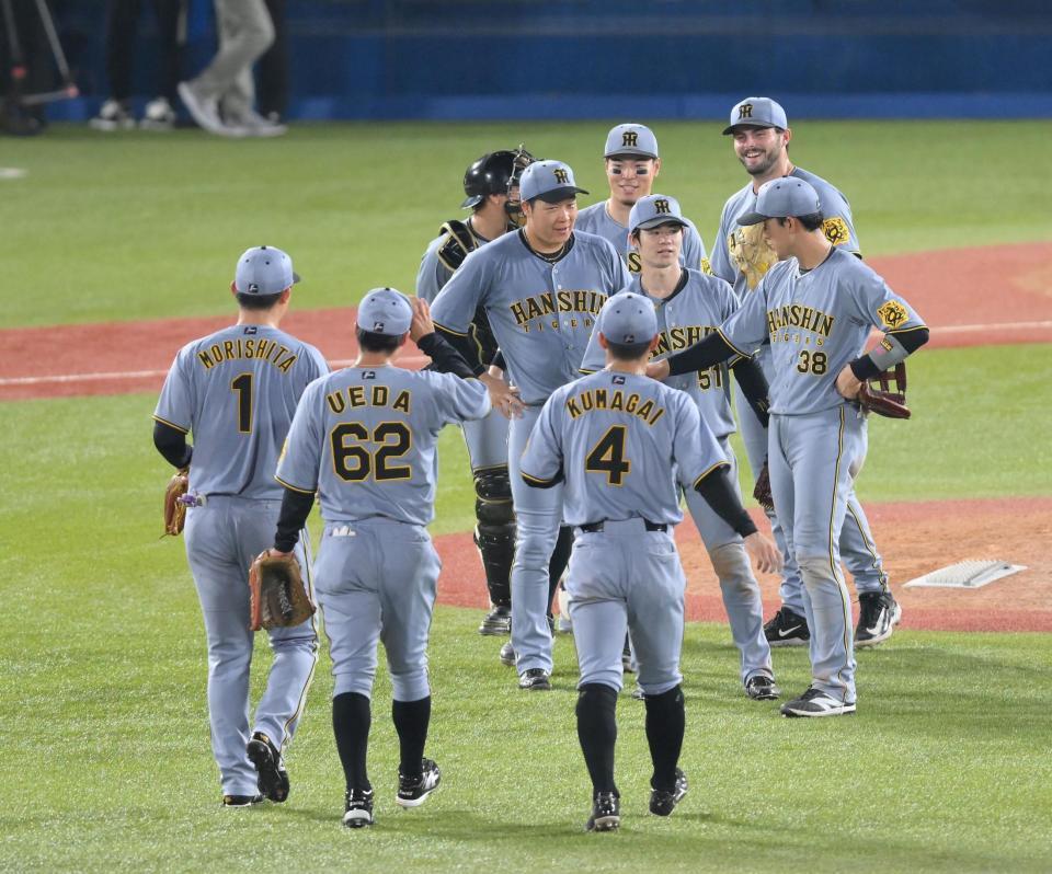 　８得点で大勝し、優勝マジックを１６に減らした阪神ナイン（撮影・伊藤笙子）