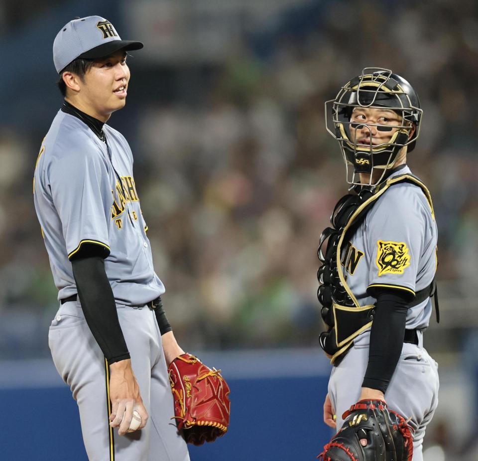 　８回二死から交代を告げられ、ベンチを見る才木と坂本のバッテリー（撮影・田中太一）