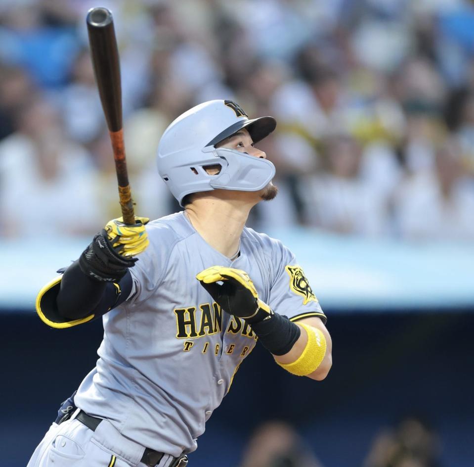 　４回、右越えソロを放つ佐藤輝（撮影・西岡正）