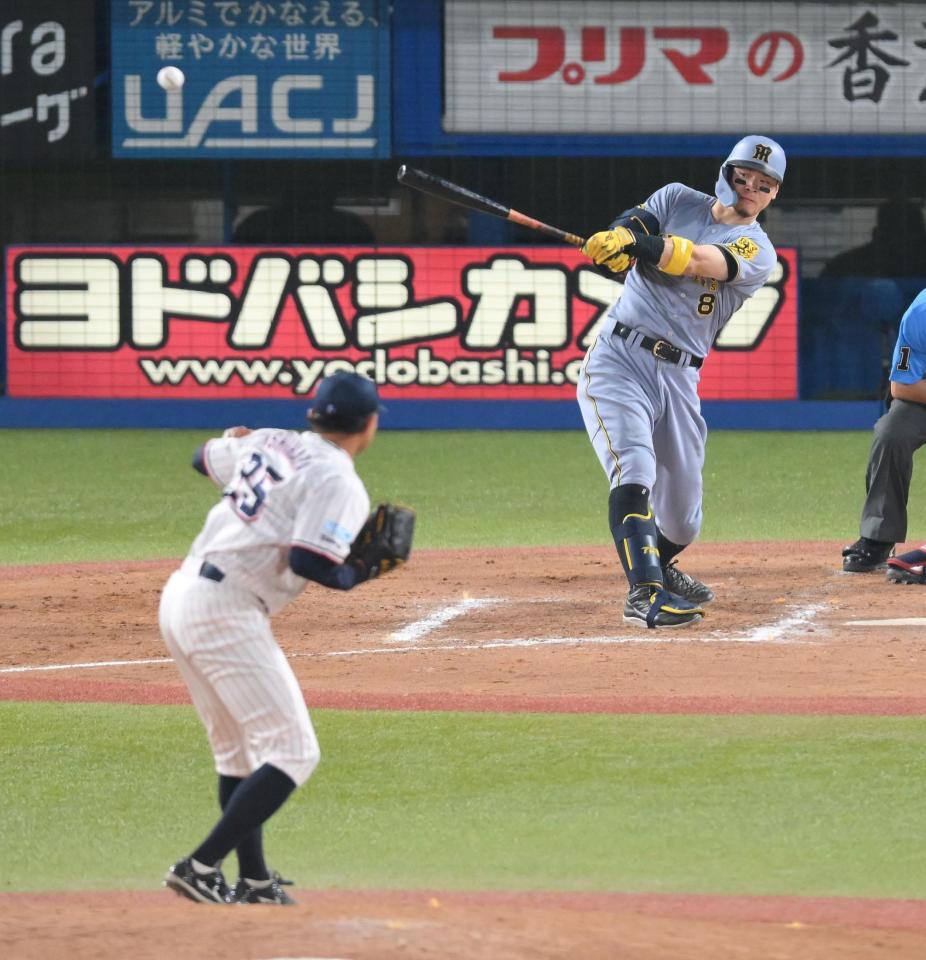 　８回、石原（手前）から右前へ適時打を放つ佐藤輝（撮影・伊藤笙子）