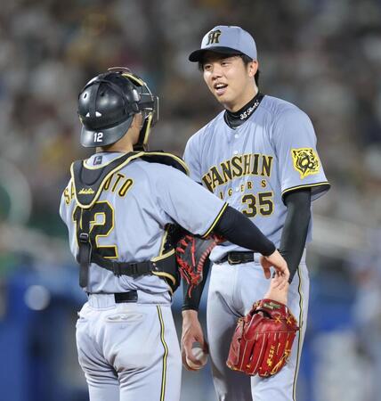 　８回、降板時に坂本（左）と笑顔で話す才木（撮影・西岡正）