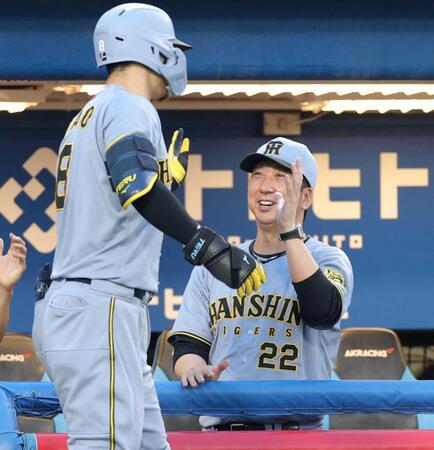 　佐藤輝（左）を笑顔で祝福する藤川監督（撮影・西岡正）
