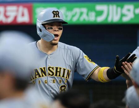 　４回、ソロを放った佐藤輝はナインとタッチを交わす（撮影・田中太一）