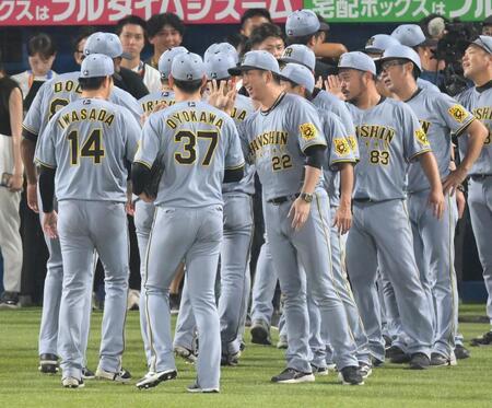 　８得点で大勝し、選手をねぎらう藤川監督（中央）＝撮影・伊藤笙子