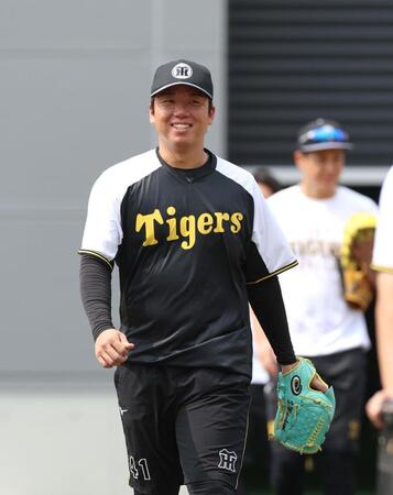 　屋外への練習に向かう村上から笑みがこぼれる（撮影・北村雅宏）