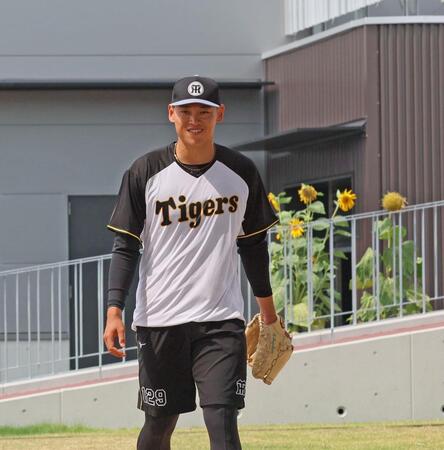 　屋外での練習に向かう早川（撮影・北村雅宏）