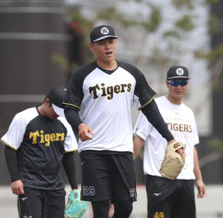 　守備練習で声を出す早川（中央）＝撮影・北村雅宏