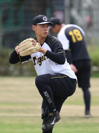 　伊原（奥）と並んでキャッチボールする早川（撮影・北村雅宏）