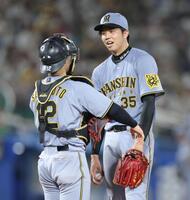 　８回、降板時に坂本（左）と笑顔で話す才木（撮影・西岡正）