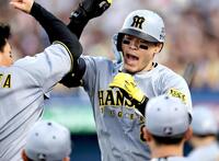 　４回、ソロを放った佐藤輝は森下と歓喜する（撮影・田中太一）